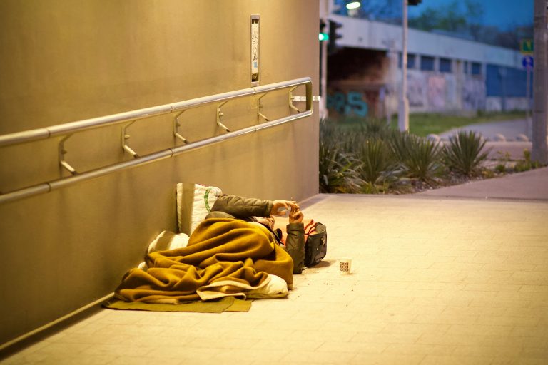 Erst die Wohnung, dann die Hilfe? – Warum Housing First das Hilfesystem so herausfordert. Mihaly Koles 324p YfAZhE Unsplash 768x512